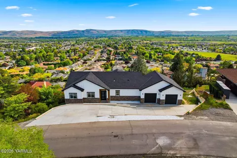 7920 Englewood Crest Dr, Yakima, WA 98908