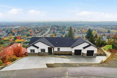 7920 Englewood Crest Dr, Yakima, WA 98908