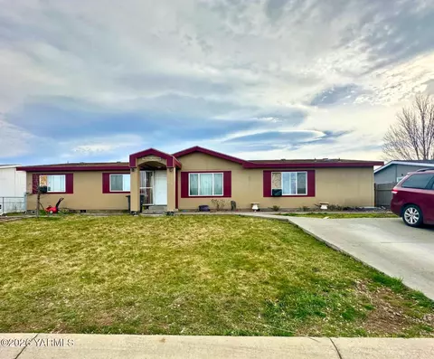 6104 Crestfields Rd, Yakima, WA 98903