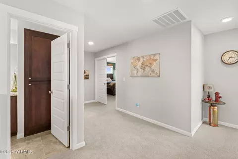 Entry Way - 313 Ruby Ave, Grandview, WA 98930 photo 5 of 7