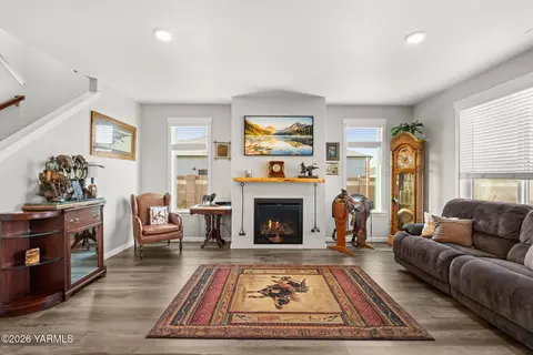 Living - 313 Ruby Ave, Grandview, WA 98930 photo 1 of 1