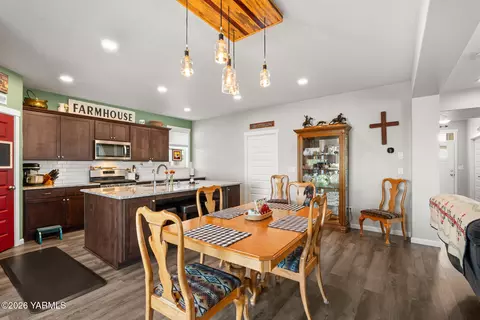 Dining - 313 Ruby Ave, Grandview, WA 98930 photo 1 of 1