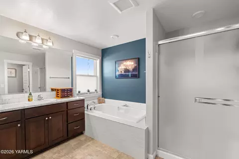 Bath - 313 Ruby Ave, Grandview, WA 98930 photo 3 of 4
