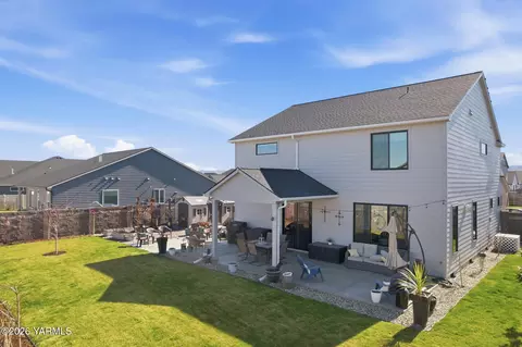 Exterior - 313 Ruby Ave, Grandview, WA 98930 photo 5 of 6