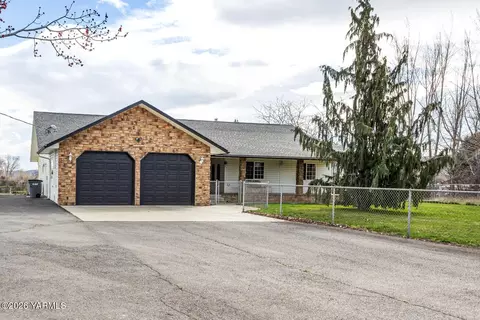81 Grissom Ln, Yakima, WA 98903