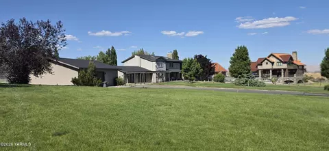 8601 Scenic Dr, Yakima, WA 98908