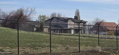 8601 Scenic Dr, Yakima, WA 98908