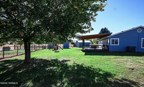 9621 Meadowbrook Rd, Yakima, WA 98903