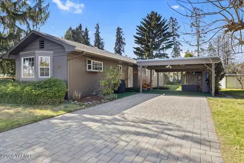 34 Moore Ave, Naches, WA 98937