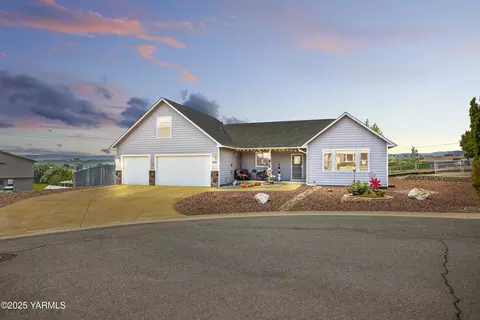 412 S 93rd Ave, Yakima, WA 98908