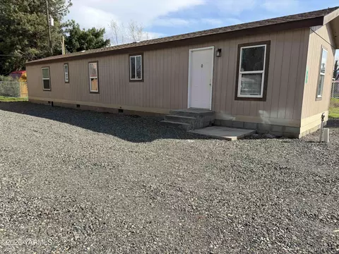 481 1st St, White Swan, WA 98952