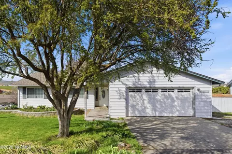 11809 Bristol Ct, Yakima, WA 98908