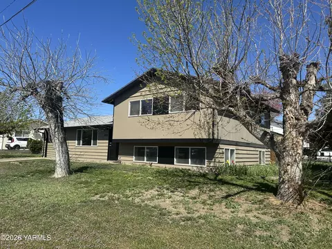 3001 Clinton Way, Yakima, WA 98902