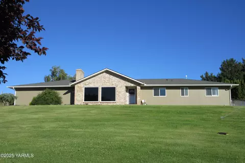 80 Hickory Ln, Selah, WA 98942