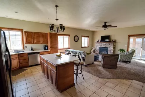 217 E Travis Ct, Spokane, WA 99208 photo 2
