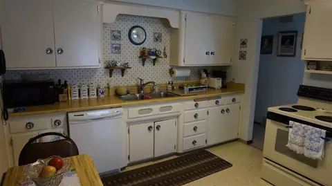 1702 E Sanson Ave, Spokane, WA 99207 photo 2