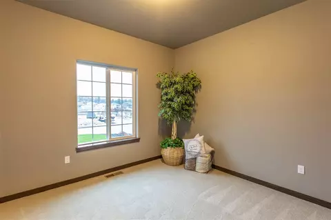201 E Sapphire Ln, Spokane, WA 99208 photo 15
