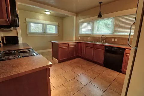 1911 E Queen St, Spokane, WA 99207 photo 6