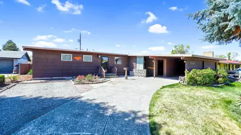 318 E Cozza Dr, Spokane, WA 99208 photo 2