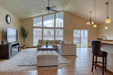 213 E Travis Ct, Spokane, WA 99208 photo 4