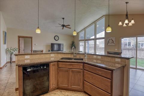 213 E Travis Ct, Spokane, WA 99208 photo 11