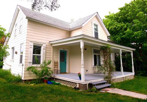 305 S 1st St, Harrington, WA 99134