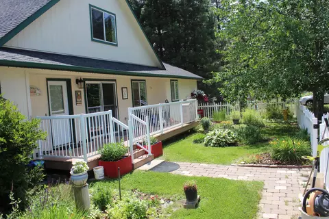27818 N Perry Rd, Chattaroy, WA 99003