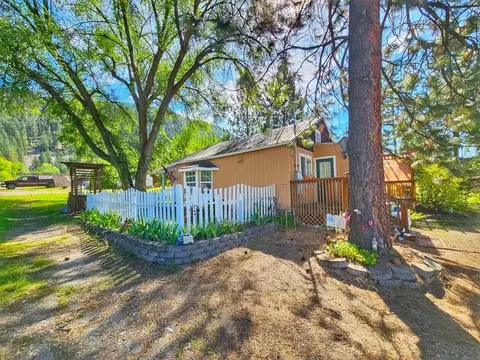 1388 East St, Addy, WA 99101