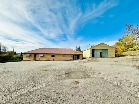 521 N Broadway St, Tekoa, WA 99033