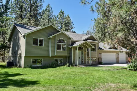 17545 N Sunnyvale Rd, Nine Mile Falls, WA 99026