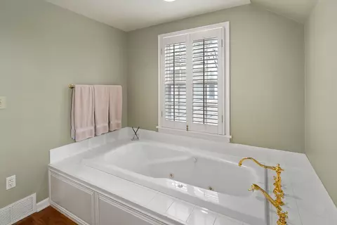 Bath - 227 E High Dr, Spokane, WA 99203 photo 2 of 8