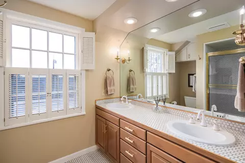 Bath - 227 E High Dr, Spokane, WA 99203 photo 4 of 8