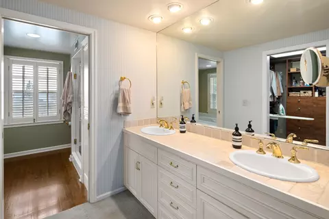 Bath - 227 E High Dr, Spokane, WA 99203 photo 6 of 8