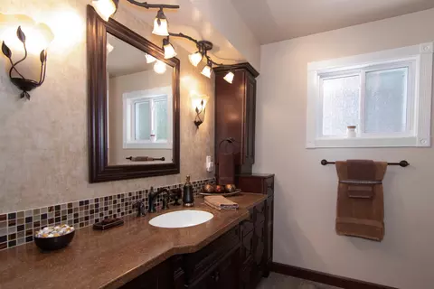 Bath - 13606 E 16th Ave, Spokane Valley, WA 99216 photo 1 of 4