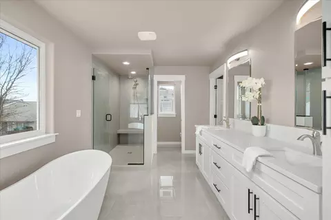 Bath - 3402 E 46th Ct, Spokane, WA 99223 photo 3 of 9