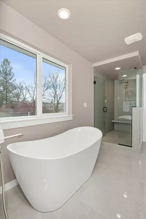 Bath - 3402 E 46th Ct, Spokane, WA 99223 photo 6 of 9