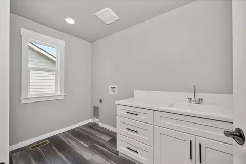 Bath - 3402 E 46th Ct, Spokane, WA 99223 photo 9 of 9