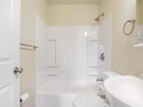 Bath - 544 E Dave Ct, Spokane, WA 99208 photo 5 of 5