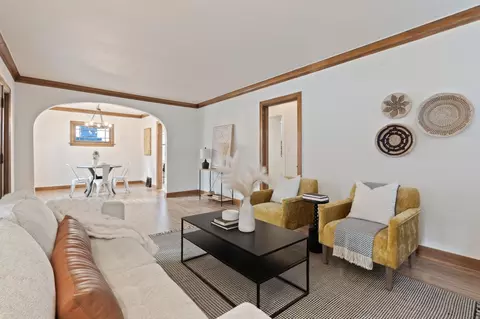 Living - 1105 E 18th Ave, Spokane, WA 99203 photo 3 of 4