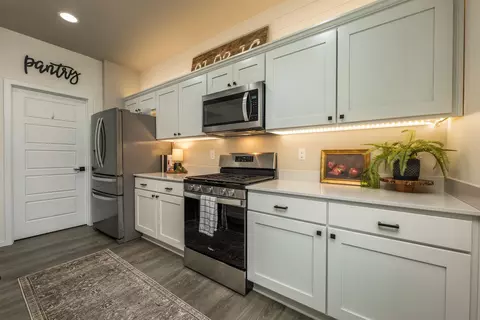 Kitchen - 1011 E Paske Rd, Colbert, WA 99005 photo 3 of 5