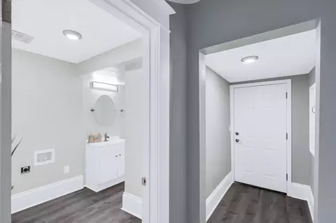 Bath - 1928 E Sharp Ave, Spokane, WA 99202 photo 1 of 8