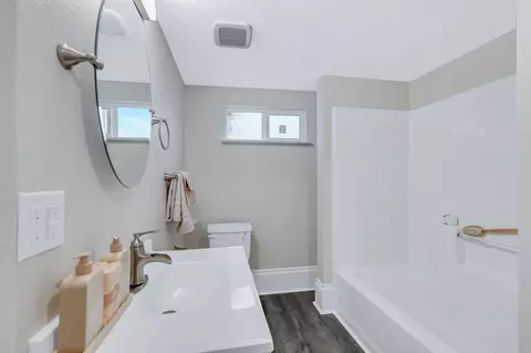 Bath - 1928 E Sharp Ave, Spokane, WA 99202 photo 4 of 8