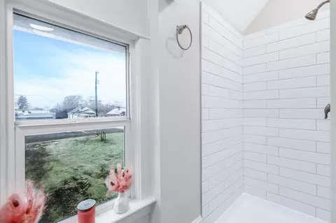 Bath - 1928 E Sharp Ave, Spokane, WA 99202 photo 6 of 8
