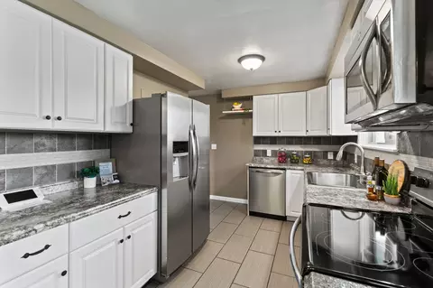 Kitchen - 11719 E 17th Ave, Spokane Valley, WA 99216 photo 2 of 3
