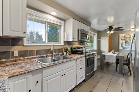 Kitchen - 11719 E 17th Ave, Spokane Valley, WA 99216 photo 3 of 3