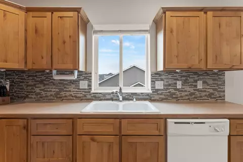 Kitchen - 11809 E Jackson Ln, Spokane Valley, WA 99206 photo 4 of 4