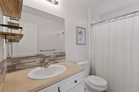 Bath - 11809 E Jackson Ln, Spokane Valley, WA 99206 photo 2 of 5
