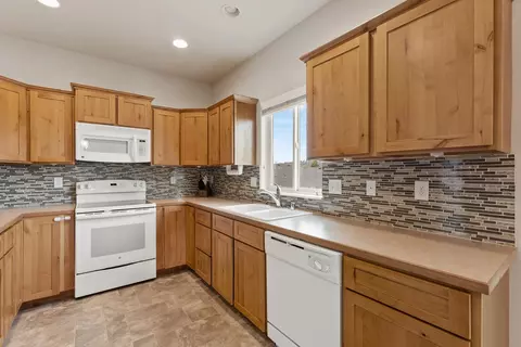 Kitchen - 11809 E Jackson Ln, Spokane Valley, WA 99206 photo 2 of 4