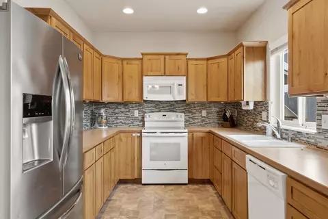 Kitchen - 11809 E Jackson Ln, Spokane Valley, WA 99206 photo 3 of 4
