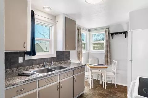 Kitchen - 9404 E Sinto Ave, Spokane, WA 99206 photo 1 of 2